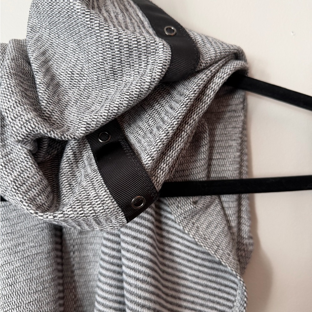 Lululemon Gray Knit Infinity Scarf Snap Detail - Picture 2 of 4